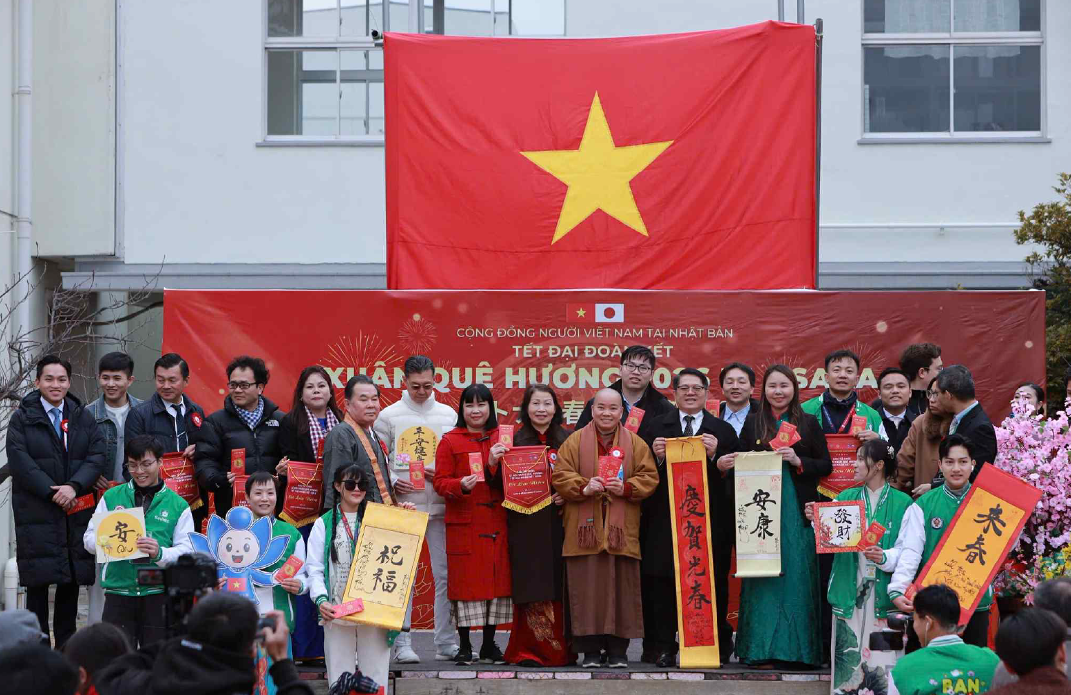 Người Việt tại Nhật gói bánh chưng, xem phim Mưa đỏ đón Tết xa quê