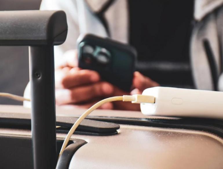 Nhật Bản siết quy định mang pin dự phòng lên máy bay