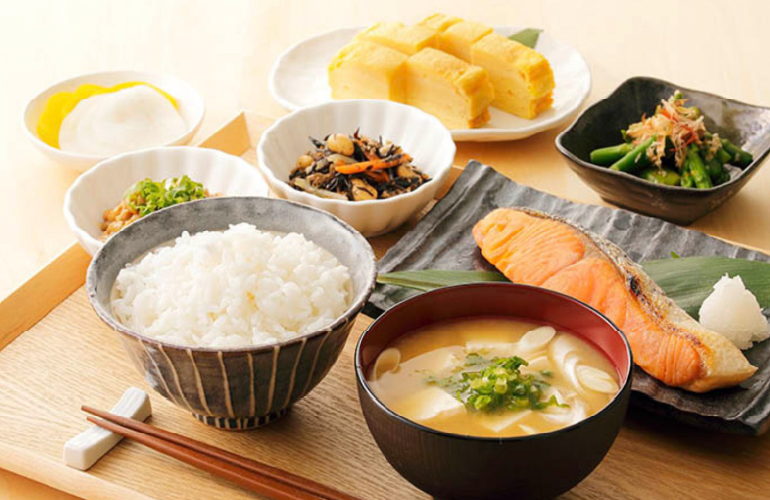 Nhật Bản: Tiên phong Luật hóa bữa ăn học đường và triết lý Shokuiku